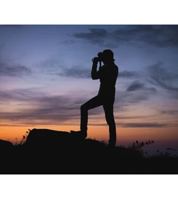 A sötétség nem akadály: hogyan válassz profi éjjellátót?