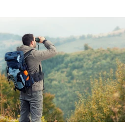 Távcső a hátizsákban: ultrakompakt modellek városi és természetjáró kalandoroknak
