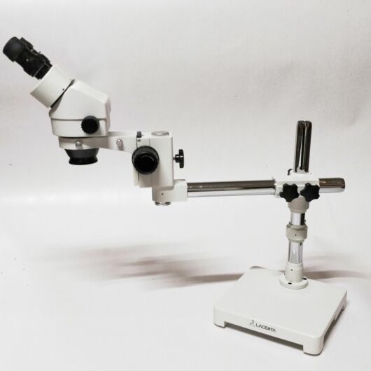 STM45b zoom sztereomikroszkóp (0,7-4,5x) ipari állványon INDSTM45b