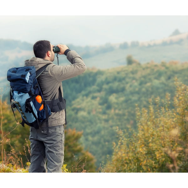 Távcső a hátizsákban: ultrakompakt modellek városi és természetjáró kalandoroknak