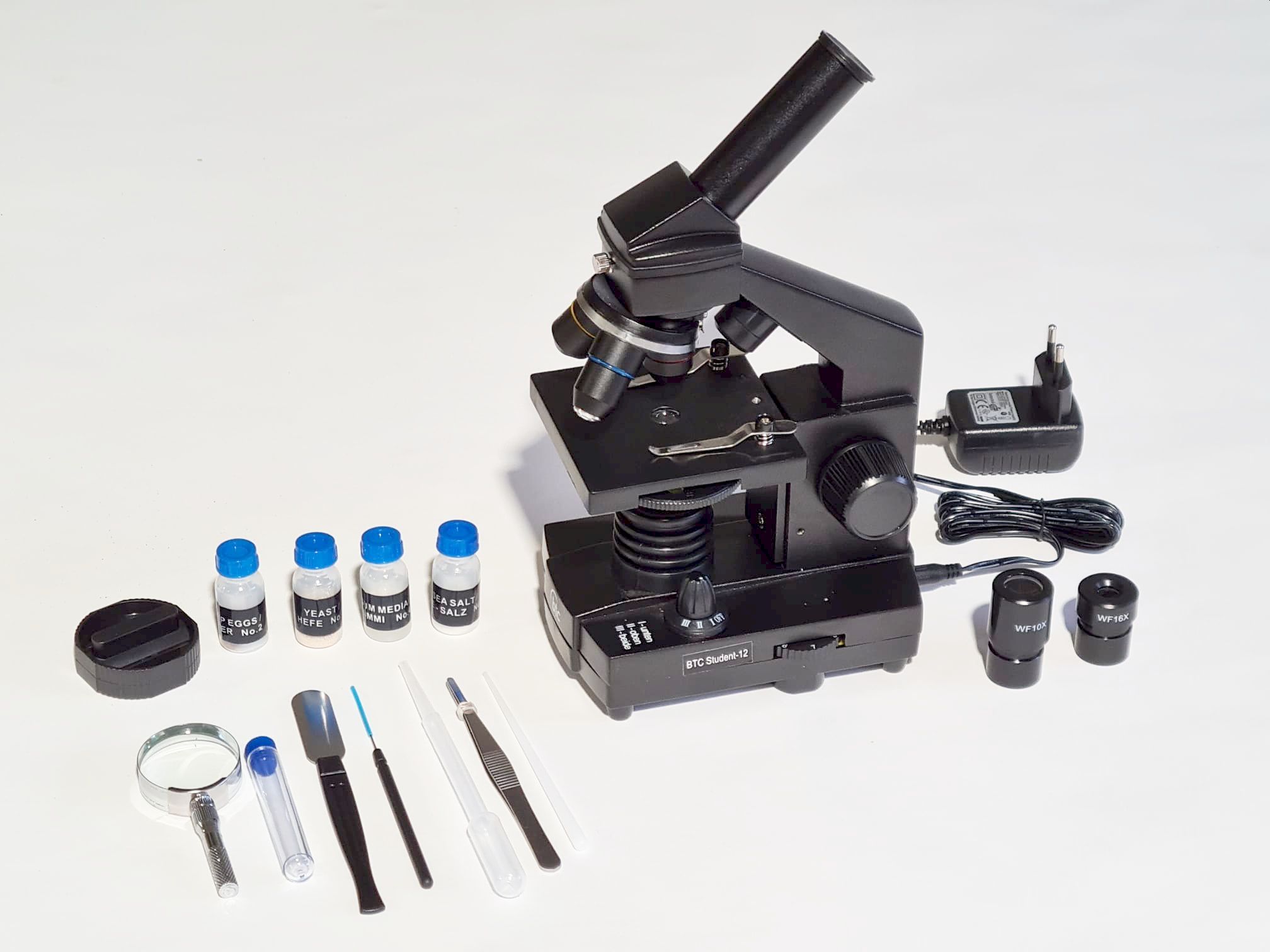 Student-12 mono mikroszkóp, 4x, 10x és 40x objektívvel, 45 fokos betekintéssel, diafragmával, két okulárral és változtatható al